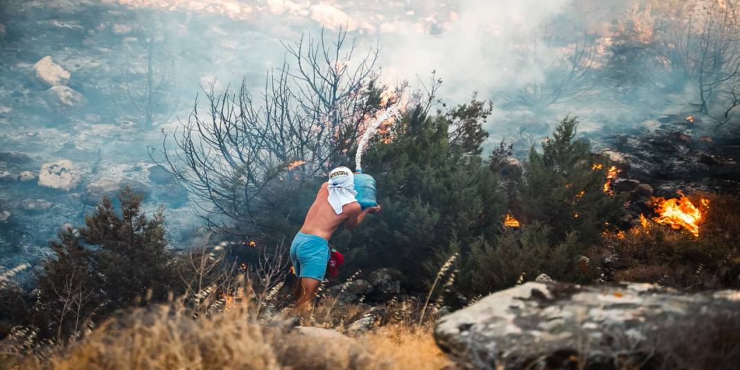 Çeşme'de yangına halktan müdahale: Su bidonu, eşofman, toprak.. 4
